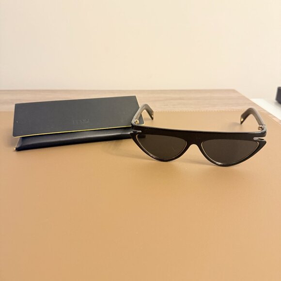 Fendi Sunglasses Cat Eye - Picture 4 of 4
